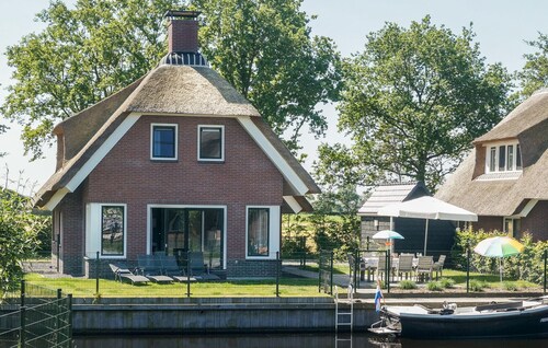 4 bedroom amazing home in Idskenhuizen