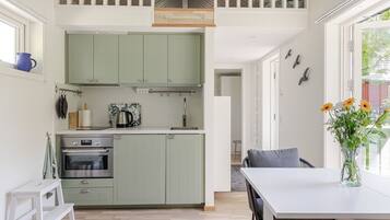 Geladeira, micro-ondas, fogĂŁo, talheres/pratos/utensĂlios de cozinha