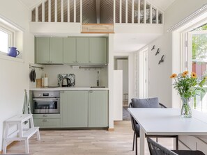 Jääkaappi, mikroaaltouuni, uuni, keittoastiat/astiat/ruokailuvälineet