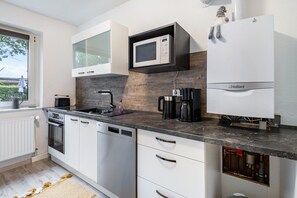 Réfrigérateur, four à micro-ondes, un four, surface de cuisson