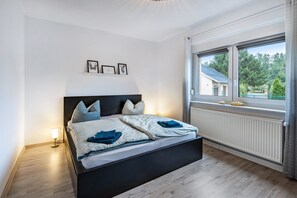 2 bedrooms, iron/ironing board, WiFi, bed sheets