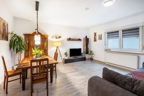 TV - Apartment 'Kleine Auszeit' with Private Terrace and Private Garden (Bad Schmiedeberg)