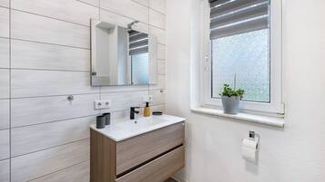 Chuveiro, toalhas de banho