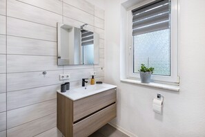 Shower, towels - Apartment 'Kleine Auszeit' with Private Terrace and Private Garden (Bad Schmiedeberg)