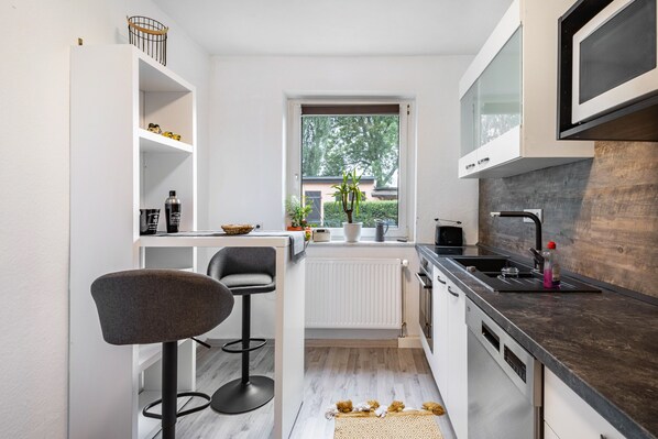 Réfrigérateur, four à micro-ondes, un four, surface de cuisson