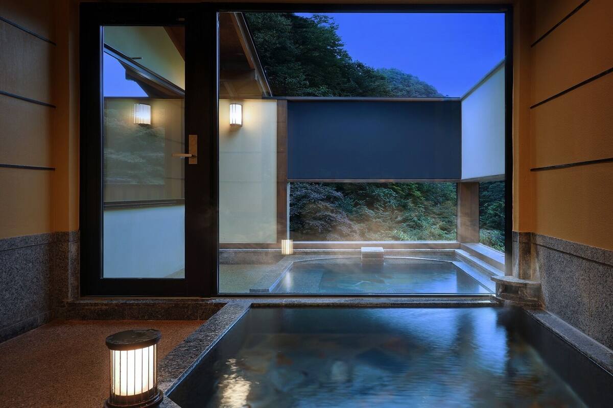 Deluxe-Suite | Badezimmer | Hausschuhe