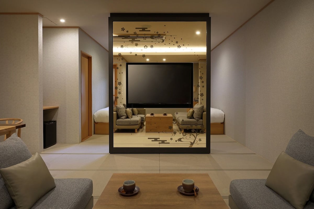 Basic Suite | Down comforters, free WiFi, bed sheets