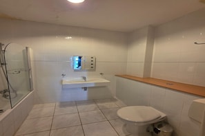 Secador de cabelo, toalhas de banho