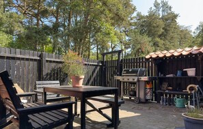 Outdoor dining - Amazing home in Aakirkeby with WiFi (Aakirkeby)
