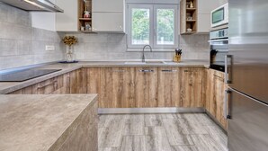 Kühlschrank, Mikrowelle, Ofen, Geschirrspüler