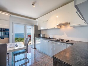 Fridge, microwave, oven, dishwasher - Apartment Mladen by Interhome (Crikvenica)