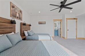 6 bedrooms, desk, iron/ironing board, travel cot