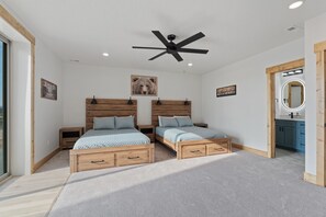 6 bedrooms, desk, iron/ironing board, travel cot - Chukar Retreat | Sleeps 24, Ideal Beach Access, Hot Tub, EV! (Garden City)