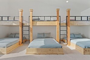 6 Schlafzimmer, Schreibtisch, Bügeleisen/Bügelbrett, Reisekinderbett
