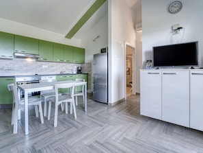 Frigorifero, microonde, forno, pentole/stoviglie/utensili