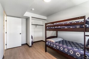 2 makuuhuonetta, silitysrauta/-lauta, ilmainen Wi-Fi, vuodevaatteet