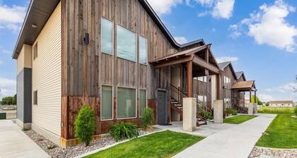 Lorene Loft – Pickleball, AC, Playground, BYU-ID, Pet Friendly!