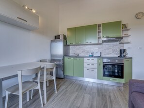 Kühlschrank, Mikrowelle, Ofen, Kochgeschirr/Geschirr/Besteck