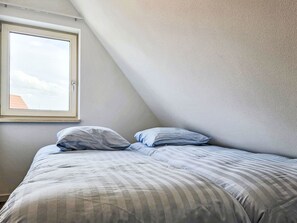 4 bedrooms, desk, internet