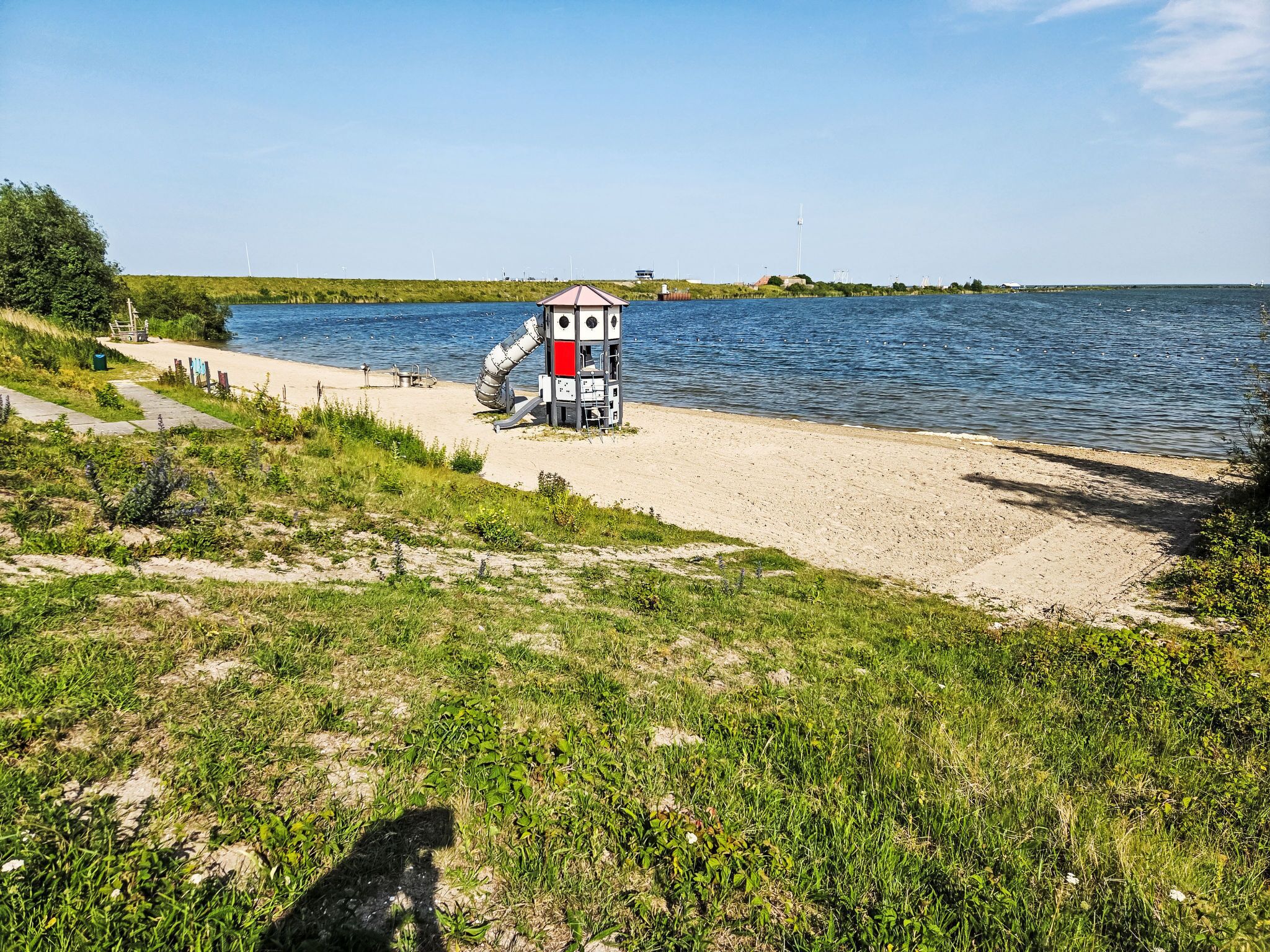 Una spiaggia nelle vicinanze