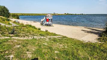 Una spiaggia nelle vicinanze