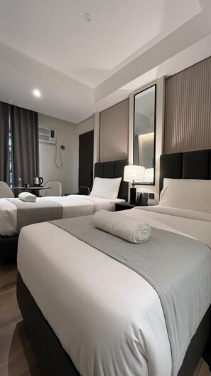 Deluxe Twin Room | Free WiFi, bed sheets - Vibe Hotel Alabang (Muntinlupa)