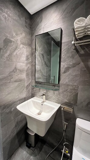 Deluxe Twin Room | Bathroom | Shower, rainfall showerhead, free toiletries, hair dryer - Vibe Hotel Alabang (Muntinlupa)