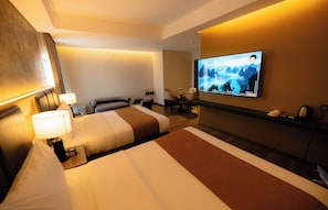 A hotel room with two beds, a TV, a desk, and a chair. - Vibe Hotel Alabang (Muntinlupa)