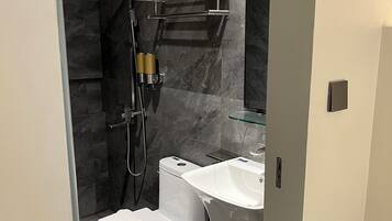 Standard Room | Bathroom | Shower, rainfall showerhead, free toiletries, hair dryer