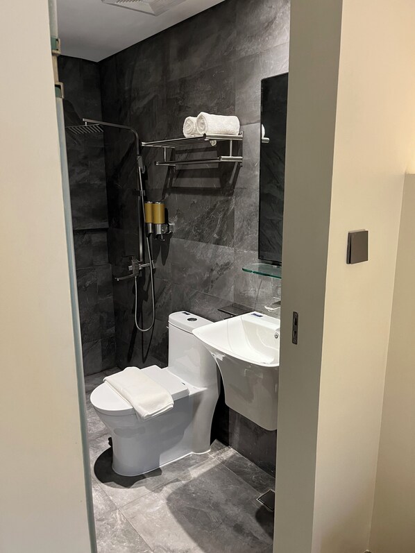 Standard Room | Bathroom | Shower, rainfall showerhead, free toiletries, hair dryer - Vibe Hotel Alabang (Muntinlupa)