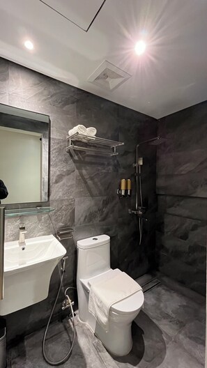 Tomannsrom – deluxe | Bad | Dusj, regndusjhode, toalettartikler (inkludert) og hårføner