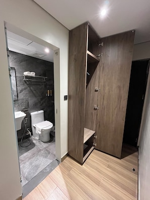 Deluxe Twin Room | Bathroom