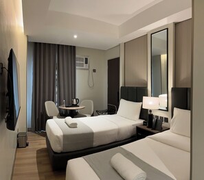 Deluxe Twin Room | Free WiFi, bed sheets - Vibe Hotel Alabang (Muntinlupa)