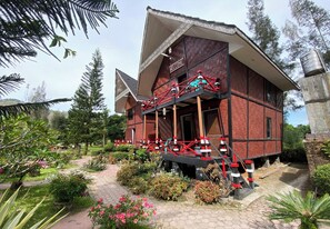 Front of property - Roman Sinasi Hotel (Merek)