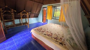 A room with a bed, a wooden ladder, and a window with yellow curtains. - Roman Sinasi Hotel (Merek)