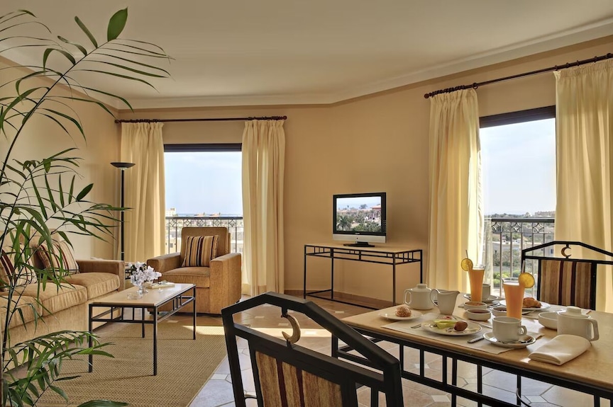 Sleek Suite W/ Balcony And Outdoor Pool! Perfectly Positioned For City Explorer - Hurghada