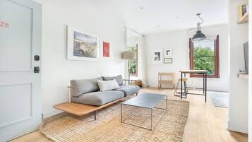 Een smart-tv en boeken