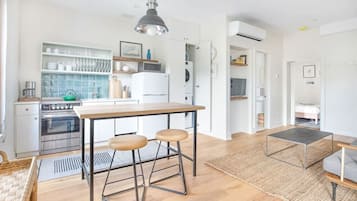 Geladeira, micro-ondas, fogão, cooktop