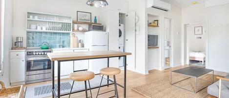 Réfrigérateur, micro-ondes, four, plaque de cuisson