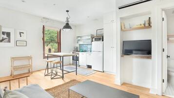 Een smart-tv en boeken