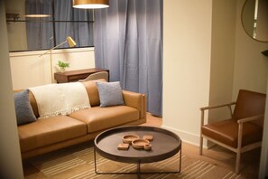 Smart TV - Annabelle 2A - Studio In The Heart Of Night Life (Savannah)