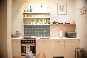 Fridge, microwave, oven, stovetop - Annabelle 2A - Studio In The Heart Of Night Life (Savannah)