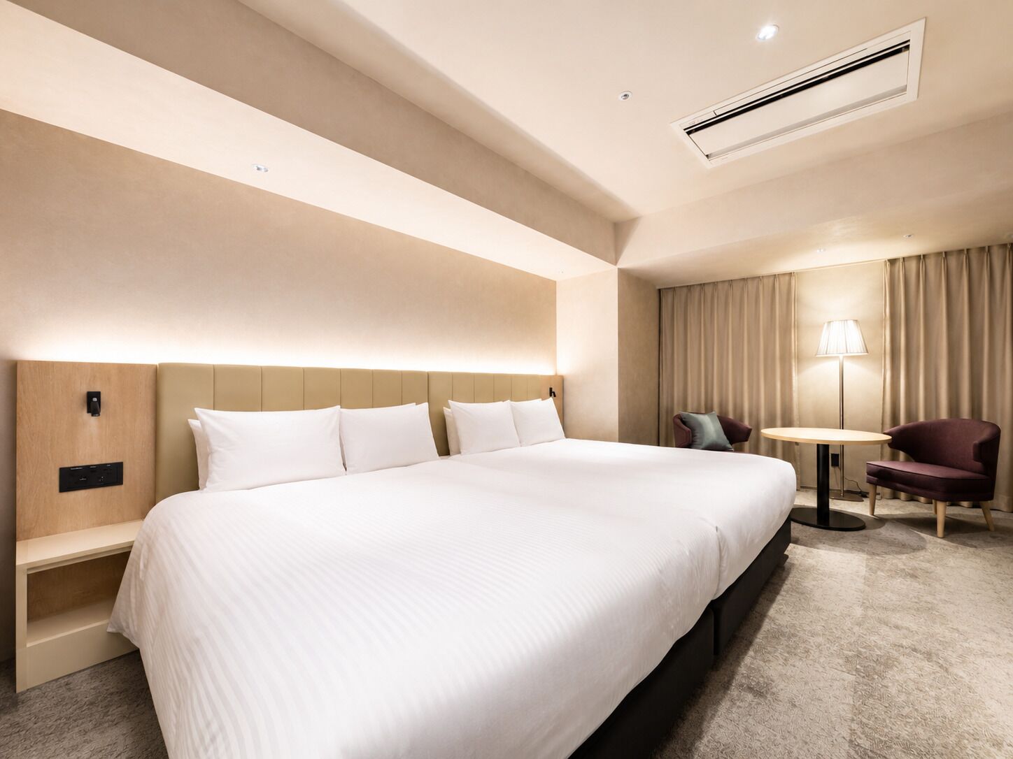 Decoración individual, mobiliario individual, wifi gratis y ropa de cama