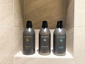 Ducha y bañera combinadas, secador de pelo, zapatillas y toallas