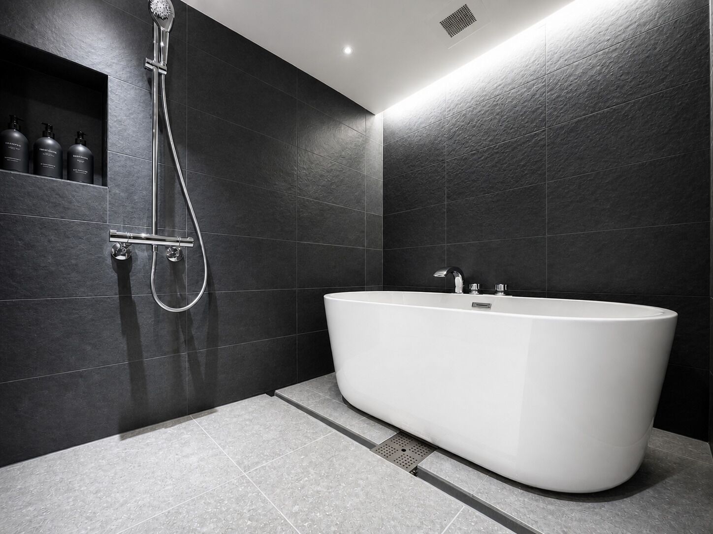 Een moderne badkamer met een vrijstaand bad, douchekop en een plank met toiletartikelen.