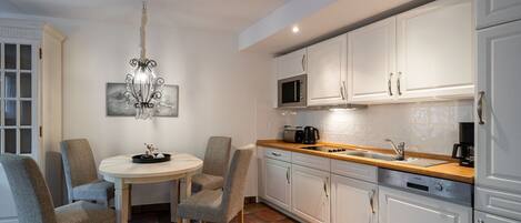 Kühlschrank, Mikrowelle, Herdplatte, Geschirrspüler