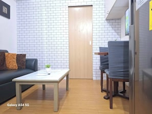 Condo, 1 Bedroom, Balcony, City View | Living room