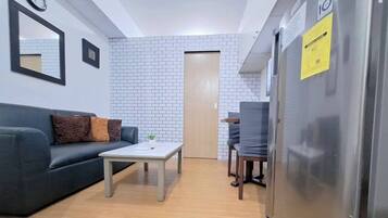 Condo, 1 habitación, balcón, vista a la ciudad | Sala de estar