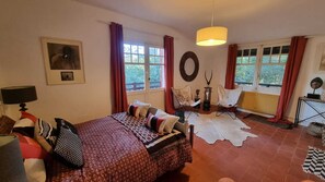 5 bedrooms, iron/ironing board, WiFi, bed sheets