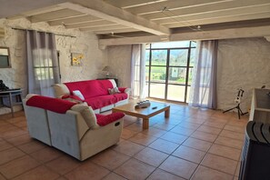 Fernseher, Kamin, Tischfußball